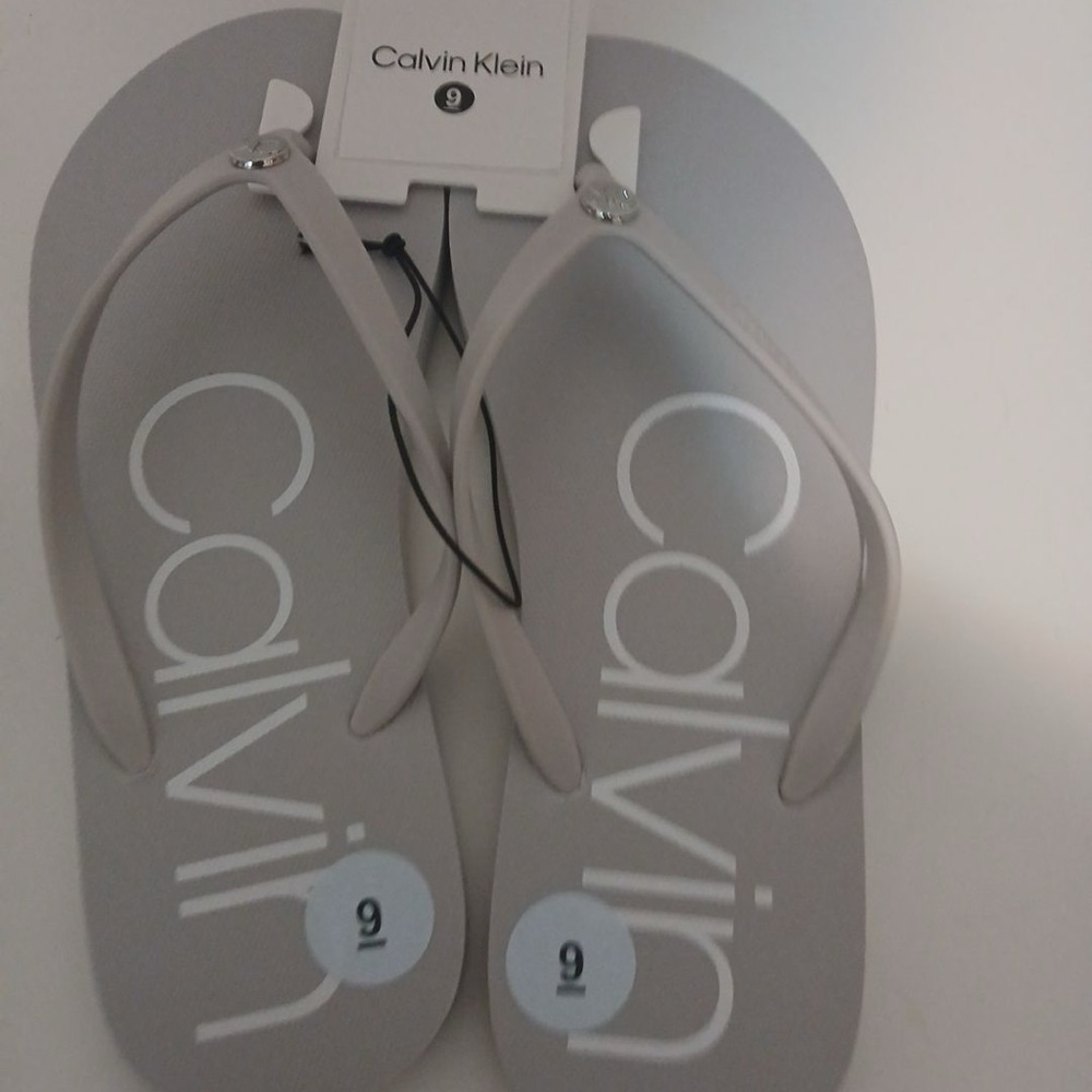 Calvin Klein - Picture 4 of 4